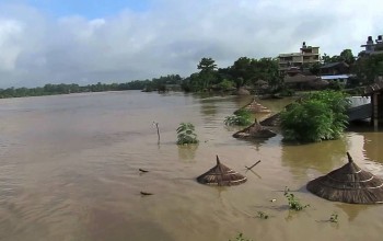 दोदा नदीमा बाढी : तीन दर्जन घर डुबानमा, स्थानीय बासिन्दा घर छाडेर सुरक्षित स्थानमा